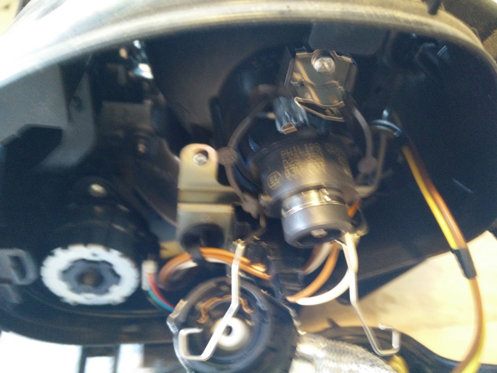 Tuto photos changement ampoule xenon boxster 987 Signalisation