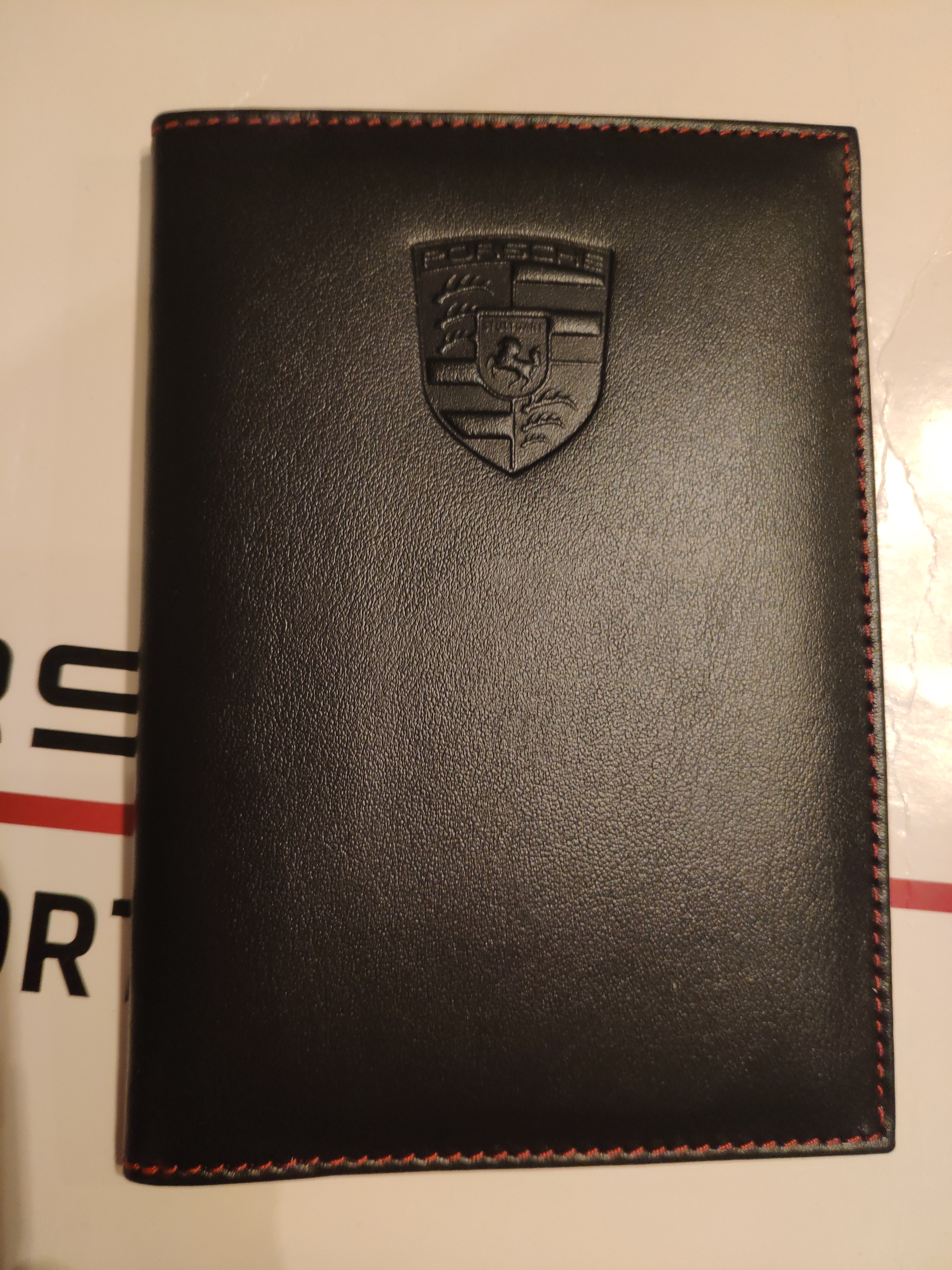 Etui de carte grise Porsche en cuir surpique – Poitiers